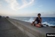 Una joven se conecta a internet en el Malecón habanero. (REUTERS/Alexandre Meneghini/Archivo)