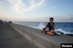 Una joven se conecta a internet en el Malecón habanero. (REUTERS/Alexandre Meneghini/Archivo)