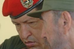 Hugo Chávez y Fidel Castro conversan previo a la emisión del programa "Aló Presidente", en Ciudad Bolívar, en Sandino, Pinar del Río, 180 kms al oeste de La Habana el 21 de agosto de 2005. AFP PHOTO/PRESIDENCIA MIRAFLORES