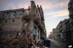 Edificios ruinosos y derrumbados bordean la calle San Lázaro, en Centro Habana, fotografiados el 10 de octubre de 2023. (Foto AP/Ramón Espinosa)