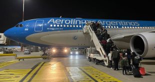 Los argentinos evacuados de Israel llegan al aeropuerto de Ezeiza, procedentes de Roma