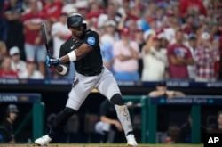 Jorge Soler, de los Miami Marlins, juega durante el Juego 2 de una serie de playoffs de béisbol de comodines de la Liga Nacional, el miércoles 4 de octubre de 2023, en Filadelfia. (Foto AP/Matt Slocum)