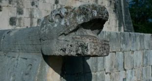 Descubrieron una serpiente de piedra a la que le habían rendido culto los mayas en la antigüedad