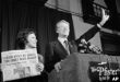 Jimmy Carter hace la señal de la victoria junto a su esposa, Rosalynn Carter, después de ganar la primaria presidencial demócrata de Wisconsin, en 1976. (AP Foto/Paul Shane, Archivo)