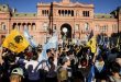 Manifestantes protestan contra el Gobierno en el Obelisco y Plaza de Mayo