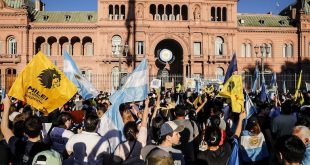 Manifestantes protestan contra el Gobierno en el Obelisco y Plaza de Mayo