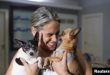 Karolina Vásquez Ramírez con sus perros Bingo y Dasha en su casa antes de partir hacia el aeropuerto, en La Habana, Cuba, el 25 de octubre de 2023. REUTERS/Carlos Carrillo