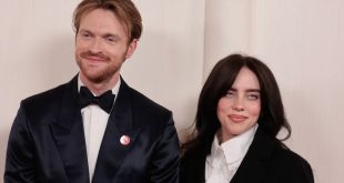 Finneas O'Connell y la cantautora estadounidense Billie Eilish llevan un pin de "Artists4Ceasefire", que hace un llamamiento a la desescalada y el alto el fuego en Gaza e Israel.