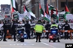 Manifestantes en apoyo de los palestinos se reúnen cerca de donde habla el presidente estadounidense Joe Biden en Milwaukee, Wisconsin, el 13 de marzo de 2024.