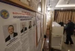 En el colegio electoral se exhibe un cartel informativo con fotografías de los candidatos a las elecciones presidenciales.