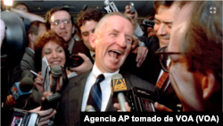 El multimillonario de Texas, Ross Perott, bromea con la prensa en esta imagen del 5 de mayo de 1992.