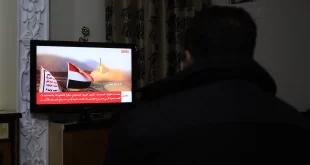 Una persona mira las noticias en un canal dirigido por hutíes después de que un barco de Reino Unido fuera atacado en el Mar Rojo, en Saná, Yemen, el 19 de febrero de 2024.