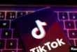 La ilustración muestra la combinación del logo de la popular aplicación móvil TikTok sobre el teclado de una computadora.