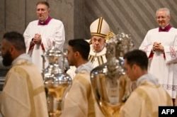 El papa Francisco preside la misa crismal del Jueves Santo en la Basílica de San Pedro, en el Vaticano, el 28 de marzo de 2024. (Foto de Alberto PIZZOLI / AFP)