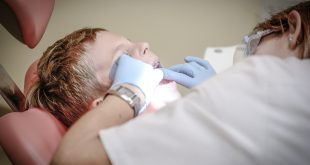 Niño atendido en una consulta de salud bucodental