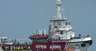 El Open Arms llega al puerto de Lárnaca, en Chipre.