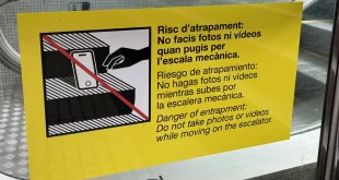 El metro de Barcelona se ve obligado a colocar un cartel ante los retos virales en sus instalaciones: "Riesgo de atrapamiento"