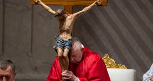 El papa no acude al Viacrucis para conservar su salud antes de la Pascua, informa el Vaticano