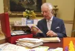 Carlos III, leyendo emocionado las cartas de apoyo de sus ciudadanos.