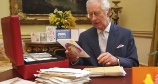 Carlos III, leyendo emocionado las cartas de apoyo de sus ciudadanos.