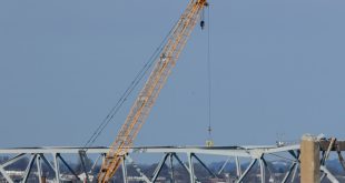 En marcha labores para retirar piezas de acero retorcido de puente derrumbado en Baltimore