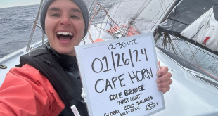 Cole Brauer, la estadounidense que ha dado la vuelta al mundo sola a bordo de su barco en 130 días.