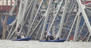 Gruas de gran tonelaje estan desplazadas en el sector del puente derrumbado Francis Scott Key para el retiro de escombros.