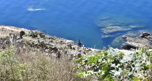 Un agente de la Guardia Civil observa las costas de Ceuta, en una imagen de archivo.