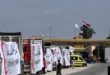Camiones de la Media Luna Roja Egipcia cargados con ayuda hacen fila frente al cruce fronterizo de Rafah con la Franja de Gaza, el 23 de marzo de 2024.