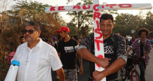 Migrantes varados en la frontera de México y Estados Unidos harán viacrucis y clavarán una cruz en el cerco de púas de Texas: “El peso de los abusos”