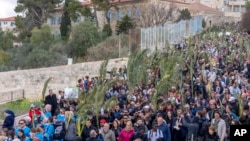 Cristianos caminan en la procesión del Domingo de Ramos en el Monte de los Olivos en Jerusalén, el 24 de marzo de 2024.