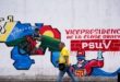 Un hombre pasa junto a un mural pintado con el personaje de cómic 'Super Bigote' (Súper Bigote), inspirado en el presidente venezolano, Nicolás Maduro, en Caracas el 12 de marzo de 2024.