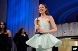 Emma Stone posa con el premio a la mejor interpretación de una actriz en un papel principal por "Poor Things" en el Governors Ball después de los Oscar el domingo 10 de marzo de 2024 en el Dolby Theatre de Los Ángeles.