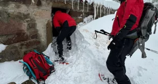 Rescate a dos montañeras atrapadas en un refugio por la nieve en Cantabria.