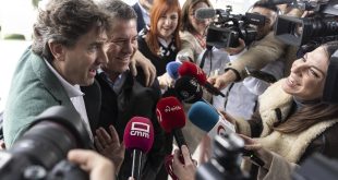 El candidato del PSE a lehendakari, Eneko Andueza, junto al secretario general del PSOE de Castilla la Mancha, Emiliano García-Page, durante un encuentro de presidentes autonómicos socialistas celebrado este sábado en San Sebastián.