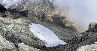 Un manto plástico para arropar lo que queda del último glaciar de Venezuela