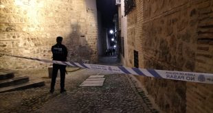 Agentes de la Policía Nacional junto a la vivienda de Toledo donde han encontrado cuatro cadáveres.