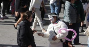 Una imagen de una de las 'payasas de la Catedral' pidiendo dinero a una turista.