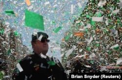 ARCHIVO - Confetti cae alrededor un hombre al comienzo del Desfile anual del Día de San Patricio en Boston, el 19 de marzo de 2023.