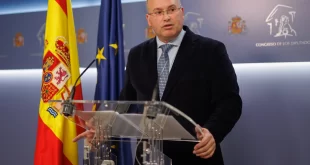 El portavoz del PP en el Congreso, Miguel Tellado, durante una rueda de prensa posterior a la entrega de una petición por escrito para pedir la dimisión de la presidenta del Congreso, en el Congreso de los Diputados, a 4 de marzo de 2024, en Madrid (España). El Partido Popular ha registrado el escrito por la implicación de Armengol en referencia a la investigación de presuntas comisiones irregulares por la compra de mascarillas en la pandemia, entre otros, en un contratos con el Gobierno de Baleares, en aquel momento bajo el mandado de Armengol, por valor de 3,7 millones de euros. Por el momento, la presenta del Congreso, ha negado su vinculación y ha defendido la ‘legalidad’ de los contratos. 04 MARZO 2024;CASO KOLDO;PP;MASCARILLAS;PANDEMIA;IRREGULARIDADES;ARMENGOL Alejandro Martínez Vélez / Europa Press (Foto de ARCHIVO) 04/3/2024