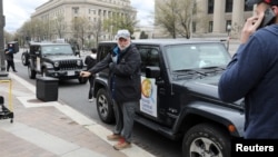 ARCHIVO - El chef José Andrés se prepara con miembros de su equipo de World Central Kitchen para cargar comidas para entregar a personas necesitadas en el centro de Washington, el 31 de marzo de 2020.