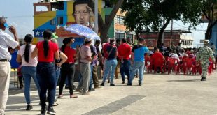 Ciudadanos esperan hasta 5 horas para inscribirse en el registro electoral en Upata