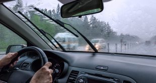 Una persona conduciendo mientras llueve.