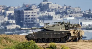 Un soldado israelí encima de un tanque en la frontera con la Franja de Gaza.