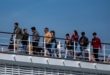 Los pasajeros son fotografiados en el crucero MSC Armony, atracado en el puerto de Barcelona, España, el miércoles 3 de abril de 2024.