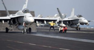 Aviones F/A-18 de la Marina estadounidense se preparan para despegar del portaaviones USS George H.W. Bush en el Golfo Pérsico.