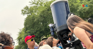 Eclipse de sol es disfrutado por miles en explanada de universidad en México