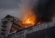 Edificio de la antigua bolsa de Copenhague envuelta en llamas