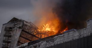 Edificio de la antigua bolsa de Copenhague envuelta en llamas