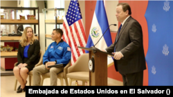 William Duncan, embajador estadounidense en El Salvador, recibió a Frank Rubio este lunes. [Fotografía Embajada de Estados Unidos en El Salvador].